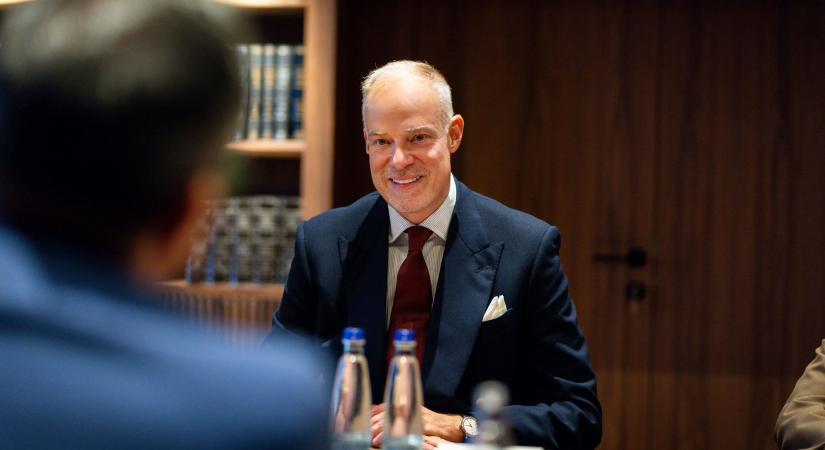 Hadházy: újabb luxusbőröndös fotó került elő a honvédelmi miniszterről