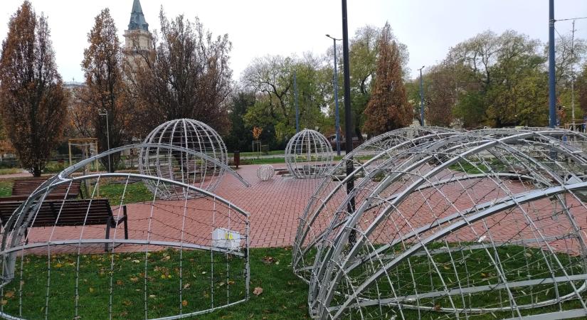 Már a Kossuth téri szökőkútnál a karácsonyi világítós gömbök