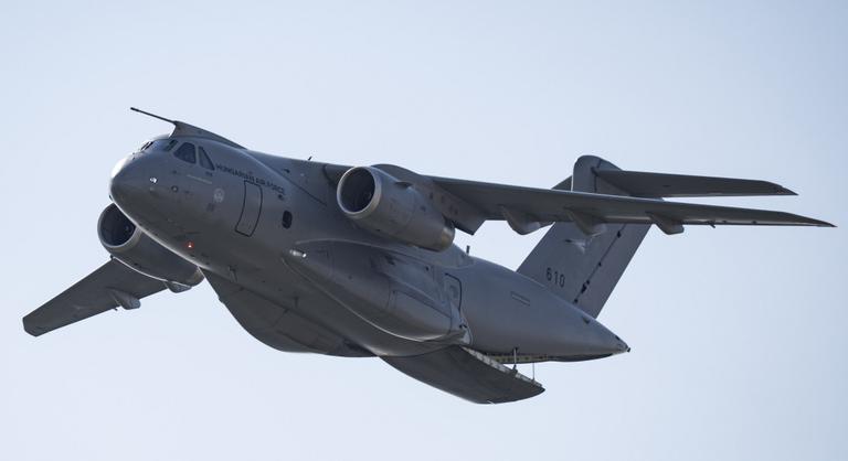 Megérkezett a második magyar KC–390 katonai szállító repülőgép Kecskemétre