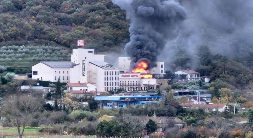 Hatalmas kaszinótűz a határon: Két ország tűzoltói oltják a lángokat