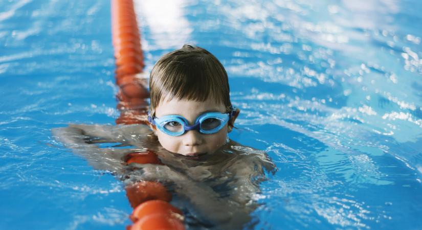Úszásórán fulladt meg majdnem egy 3 éves fiú