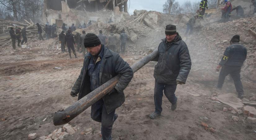 Újabb ukrán civil áldozatokkal jártak az éjszakai orosz bombázások