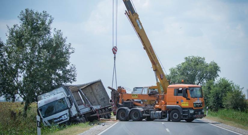 Nagy a baj, két teherautó ütközött, lezárták az utat Böhönye és Nagybajom között