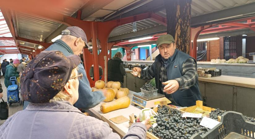 A sóska Koreából van, a szőlő Dunaföldvárról – piaci körkép képekkel, videóval