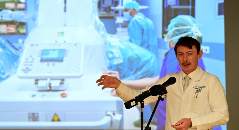 Elvégezték az első robotasszisztált gerincsebészeti beavatkozást Magyarországon - fotók