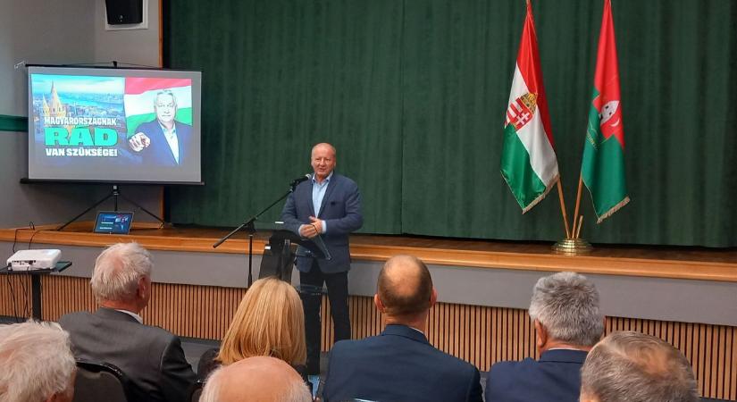 A béke üzenete Fertőszentmiklóson – Fórum Simicskó Istvánnal az orosz–ukrán háború kockázatairól