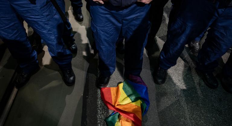 Döntött az Alkotmánybíróság az LMBTQ-zászló égetésére való felhívás ügyében