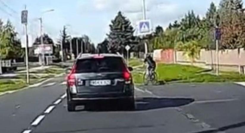 Ledermedtek az autósok az öngyilkos manőveren! Videón a biciklis sokkoló akciója
