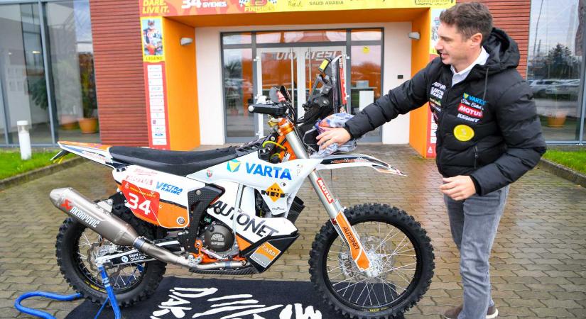 Vadonatúj motorral, a régi szenvedéllyel vág neki a Dakarnak a szatmári motoros (VIDEÓ)