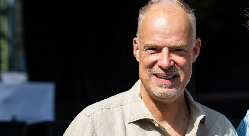 Hadházy: 1,1 milliós bőrönddel utazott a honvédelmi miniszter a fapados repülőn