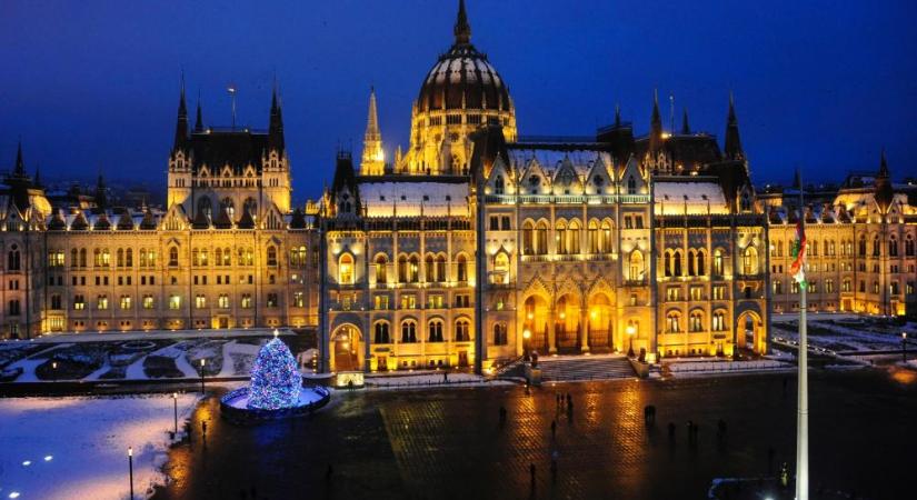 Hétfő reggel a helyére kerül az ország karácsonyfája