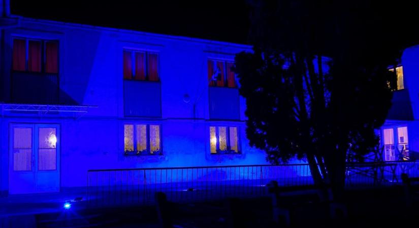 Kék fényben ragyogott a közösségi színtér, így csatlakoztak a világméretű kampányhoz