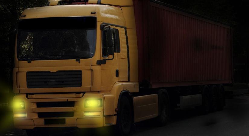 A kamionos 30 kilométeren át előzött az autópályán