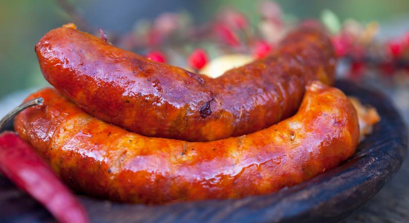 5 perces, meglepő trükkel lesz szuperszaftos a sült kolbász