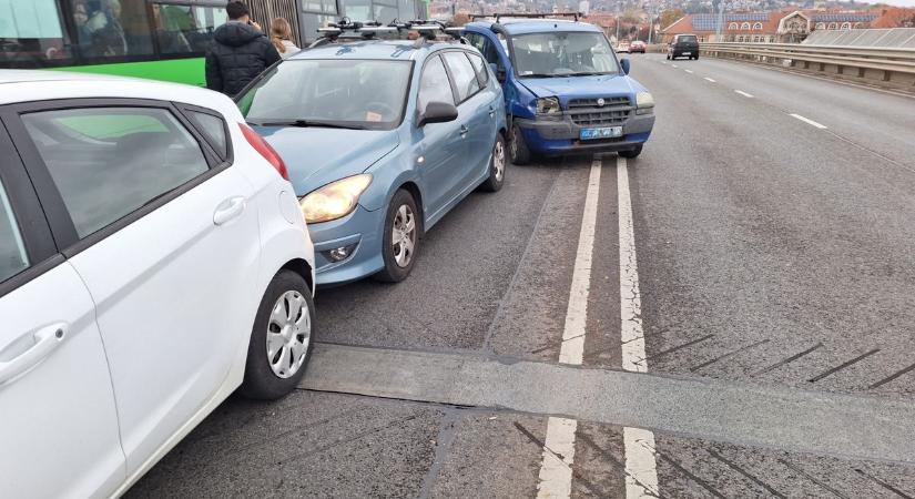 Elesett a belváros: négy autó karambolozott a Siklósi úti felüljárón (FOTÓ)