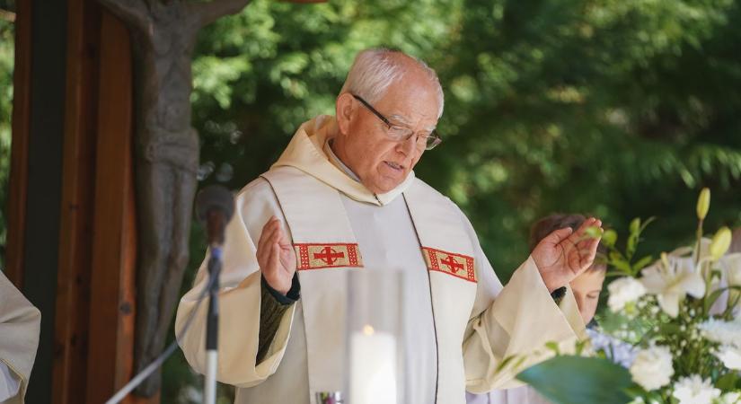 Dédmamája koporsójából kivette az imakönyvét, most díjat kapott a zamárdi plébános