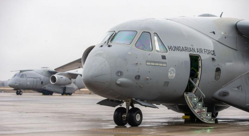 Lenyűgöző ritkaság érkezett a kecskeméti bázisra – ezt tudja a KC-390 szállítóóriás – fotók, videó