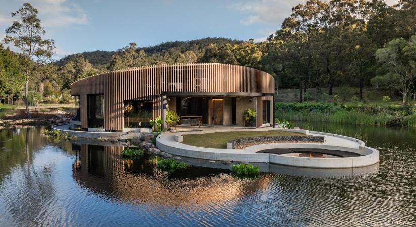 Álomból valóság – 16 szögletű, tavon lebegő wellness központot épített az ausztrál házaspár