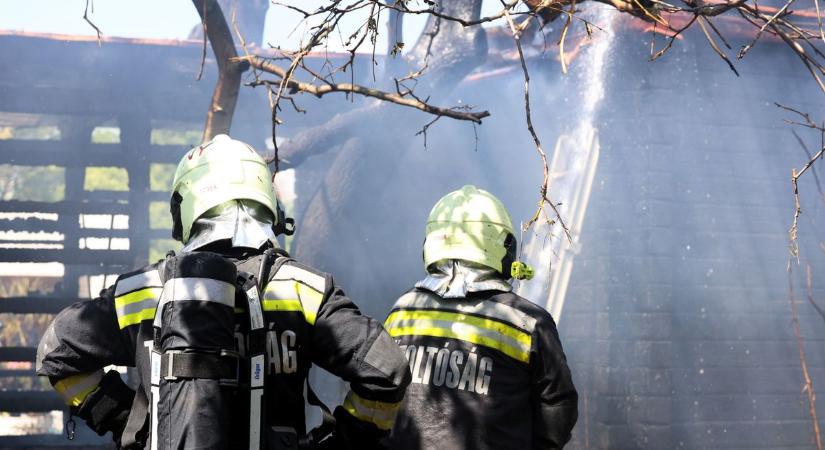 Szabadnapos tűzoltó is oltja a lángokat Kaposváron
