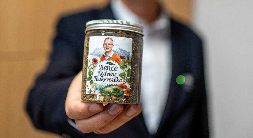 A honvédelmi miniszter egymilliós bőröndje és Rétvári Bence kedvenc teakeveréke