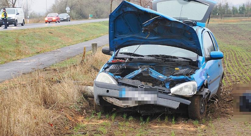 Tragédia az 5-ös főúton: letért az útról egy Opel, egy ember meghalt (galériával)