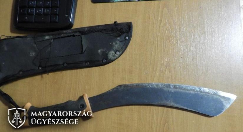 "Most meghaltok!" – Machetével és fejszével rontott haragosaira egy férfi a zalai településen