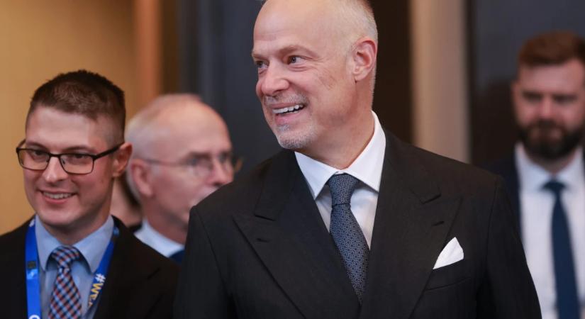 Fapadossal kellett utaznia a miniszternek, de a milliós Luis Vuitton bőröndjét nem cserélte le