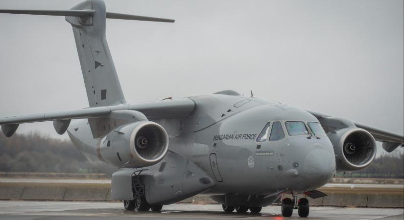 Újabb óriásgép került a magyar légierőhöz - képek