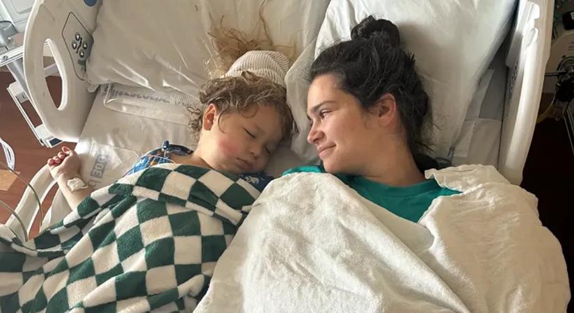 Sokkot kapott a család a diagnózistól: együtt küzd a súlyos betegséggel anya és kisfia