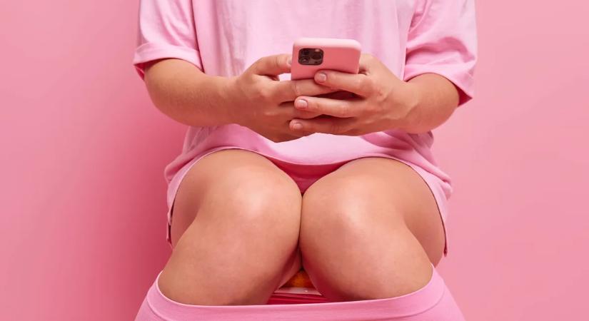 Egy orvos ijesztő figyelmeztetést adott ki azoknak, akik telefont használnak a vécén