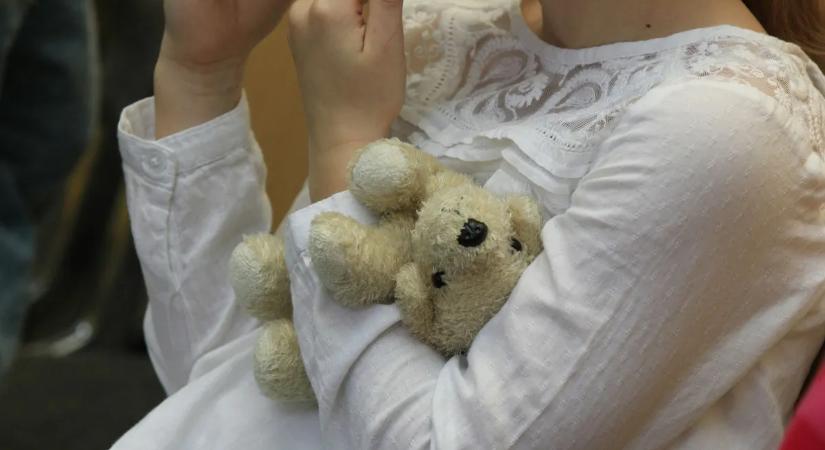 Elmentek nyaralni a szülők: magukra hagyták két pici lányukat