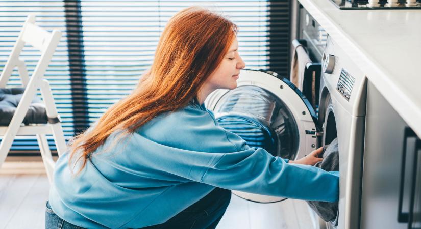 Új mosási trükk terjed: ezért tesznek sokan nejlonzacskót a mosógép dobjába