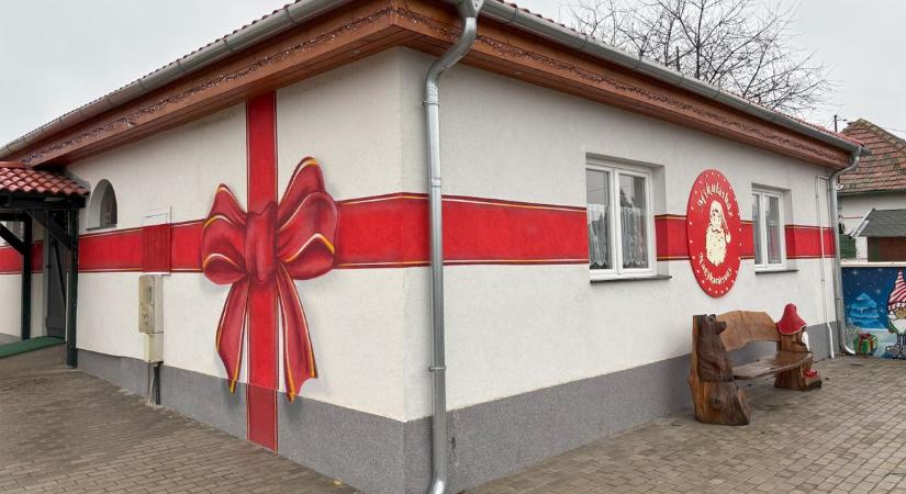 Megnyitotta kapuit a Nagykarácsonyi Mikulásház – gyermekek népesítették be a mesés helyszínt