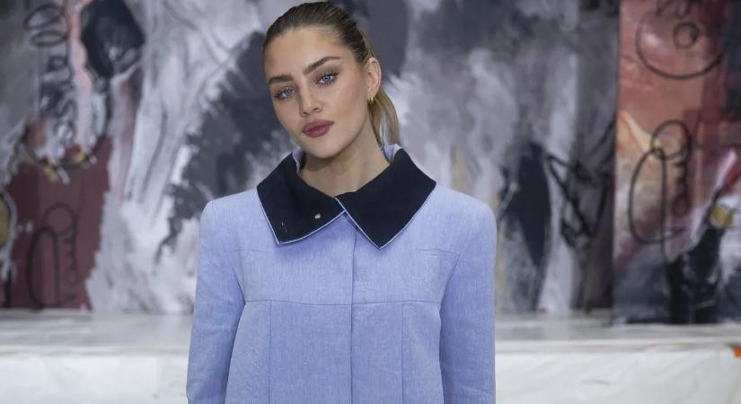 A brit színésznő szinte mindent megmutat, a mellei uralják a fotóit - szexi képek