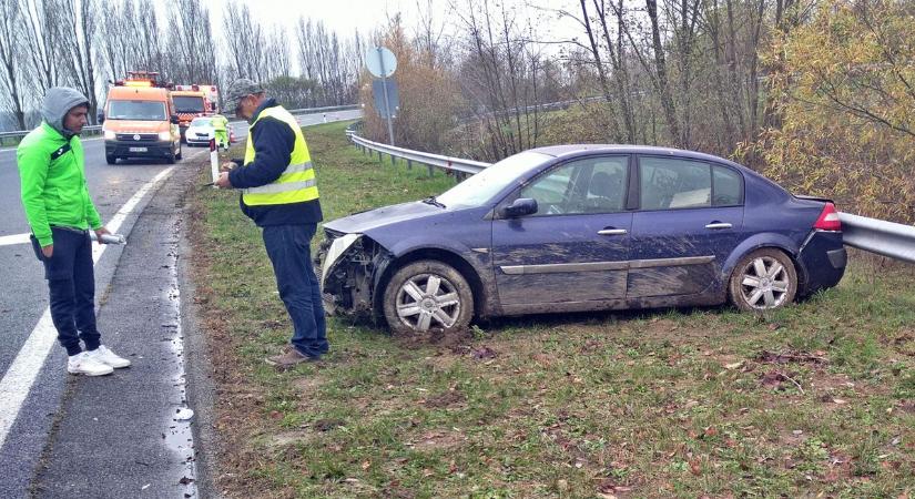 Vélhetően gyorsan ment, ezért szenvedett baleset Zalában egy román sofőr