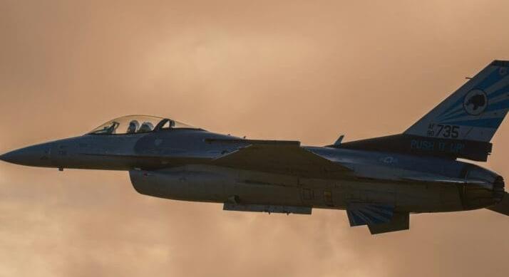 A földbe csapódott egy vadászgép – Sokkolta a nézőket a Dubaji légi bemutatón a baleset