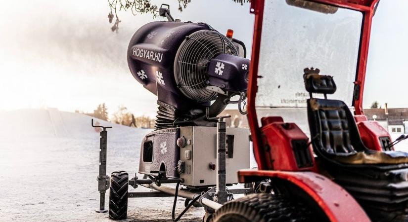 Elő a szánkókkal! Ha tényleg -3 fok lesz vasárnap reggel, beindítják a hóágyúkat – videóval