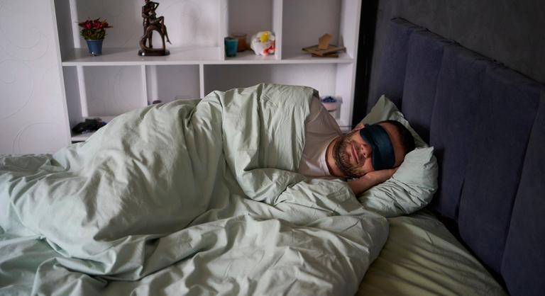 Nyolc óra alvásnál is jobb lehet, ha két részre bontjuk az éjszakai pihenést