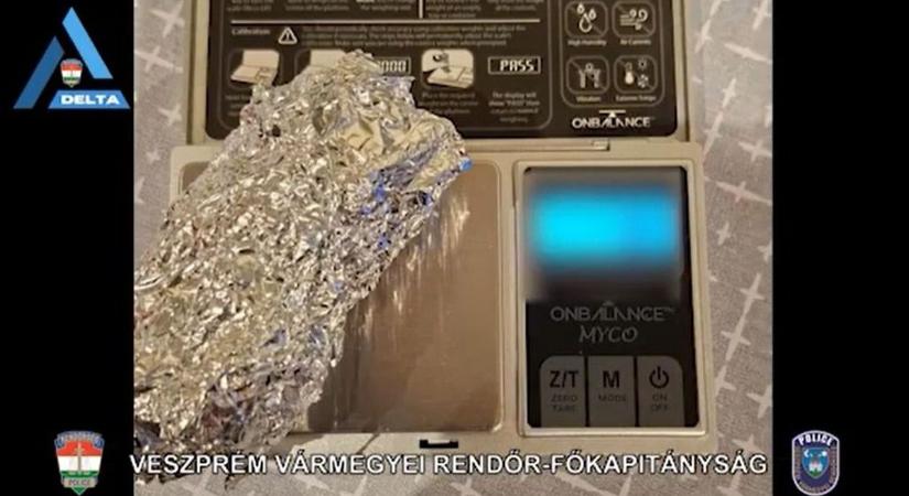 Otthonában csaptak le a rendőrök a veszprémi drogdílerre, a vevői sem úszták meg ( videó)