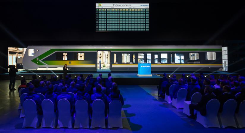 Festett kocsiszekrényből integetett Lázár János