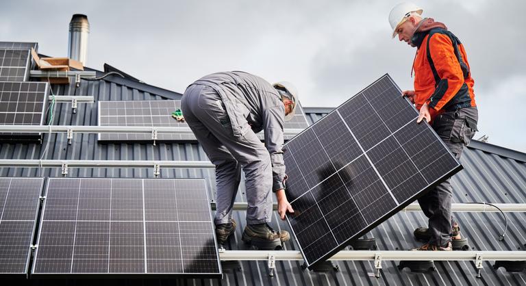 Jöhet a panelházak napelemes aranykora, közben Orbán Viktor washingtoni húzása átírja az életünket
