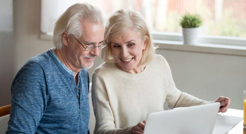 Érkezik az egyszeri támogatás az időseknek, öt ezer forintot kapnak