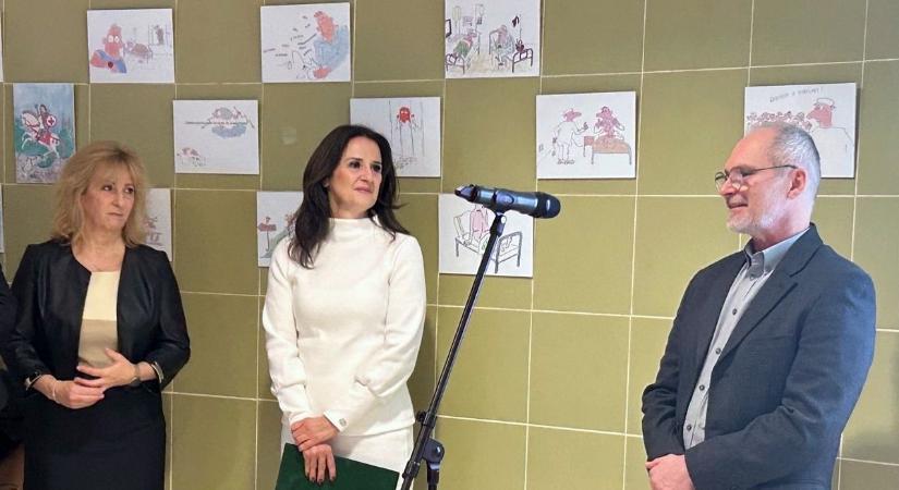 Van egy zalai orvos, aki nemcsak altat, hanem karikatúrákat is rajzol – először nyílt kiállítása