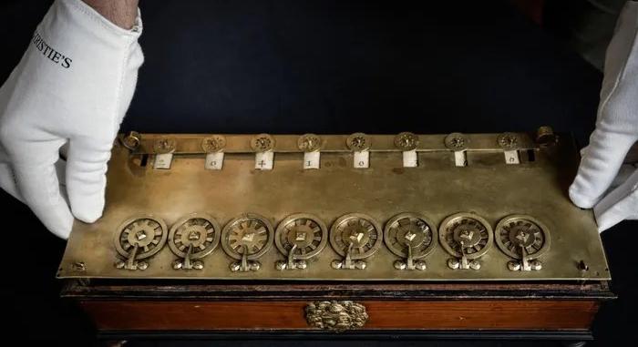 Váratlanul leállították Blaise Pascal első mechanikus számológépének árverését