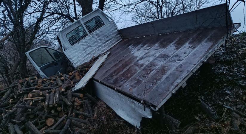 Árokba hajtott és fának ütközött egy kisteherautó, mentők is vonultak a helyszínre – fotók, videó