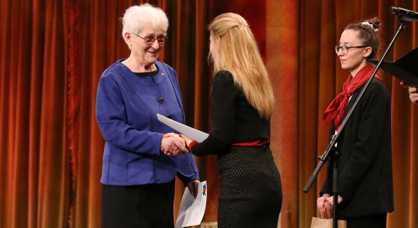 Nem tévedés: kézzel írt levelet a múlt költőinek, választ is kapott rá