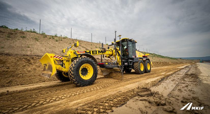Eddig nem látott felvételek az új M1-es hídról, akkora a tempó, hogy éjszaka sem lassítanak – nincs mit tenni, be kell „férnie" az új sávoknak