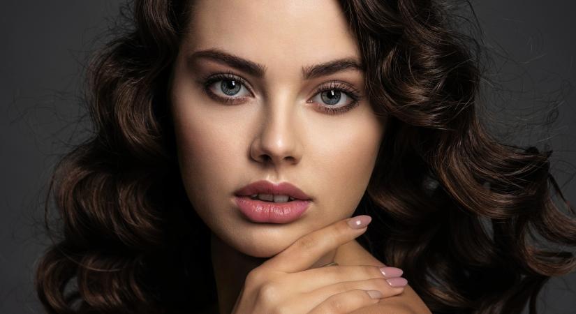 Ez a barna téli hajszín lesz a szezon slágere