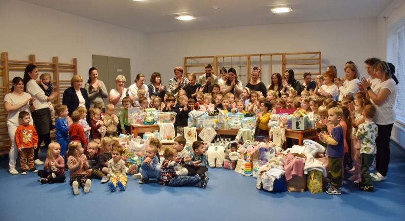 Megszámlálni is nehéz, mennyi adományt gyűjtöttek a karcagi óvodában – galériával