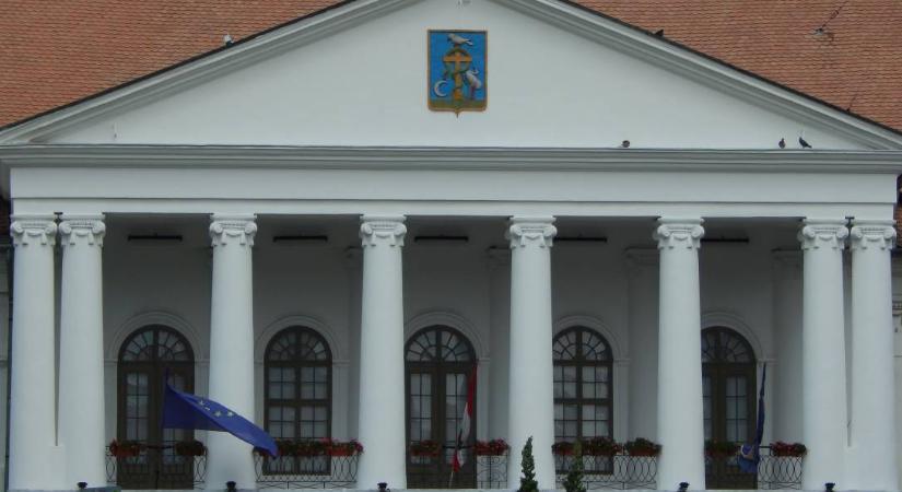 Az arzénos vízről és a gyepmesterről érdeklődtek a civilek Makón, végül Czirbusék minősítették őket